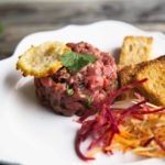 Tartare de boeuf et ses croustilles de parmesan