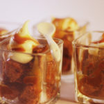 Gâteau aux carottes et raisins arrosé de caramel à la fleur de sel et sa touche de fromage à la crème sucrée - Cinq Fourchettes