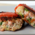 Burger de saumon et sa sauce aux poivrons grillés - Cinq Fourchettes