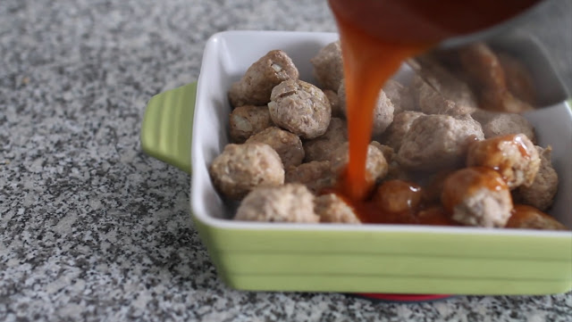 Une recette toute simple en vidéo : Boulettes de porc sauce aigre-douce - Cinq Fourchettes