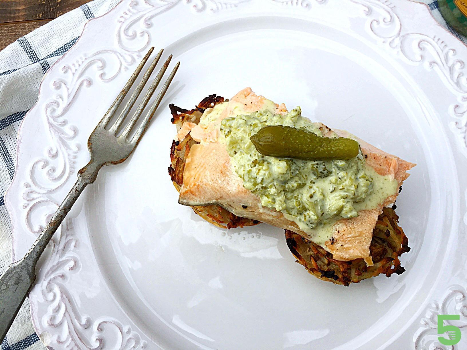 Gâteau de patate et sauce aux cornichons Cinq Fourchettes