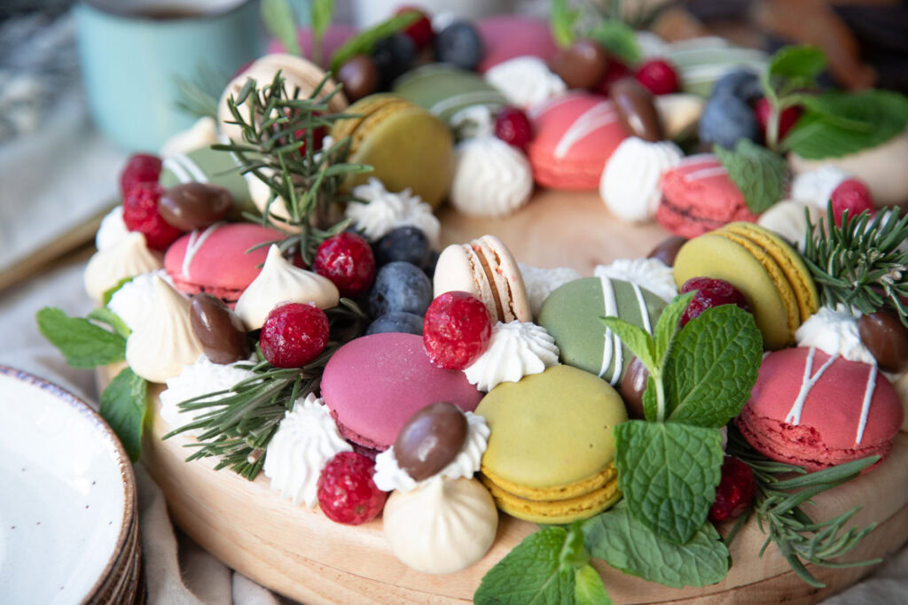 couronne macarons meringues Noël recette montage facile Cinq Fourchettes