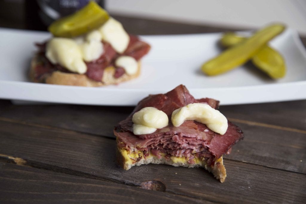 Croque-monsieur au smoked meat et fromage en grains / Cinq Fourchettes