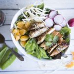 Salade au poulet grillé et sa vinaigrette à l’orange et à la sauce dessert au caramel et au sésame grillé PC Collection noire /Cinq Fourchettes