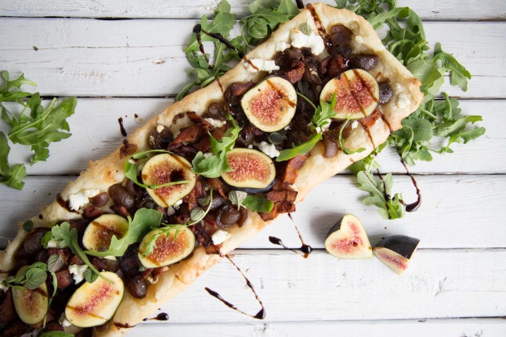 Tarte feuilletée chèvre, bacon, oignons, figues et roquette / Cinq Fourchettes