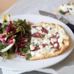 Pizza aux deux fromages et salade de roquette à la pomme grenade ! / Cinq Fourchettes