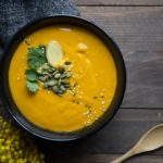 Potage aux choux-fleurs grillés, carottes et gingembre