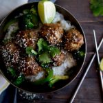 Boulettes à l'asiatique sur lit de riz / Cinq Fourchettes