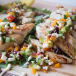 Poitrines de poulet grillées avec salsa à la grecque / Cinq Fourchettes