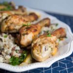 Pilons de poulet sur riz pilaf, pommes, canneberges et noix Cinq Fourchettes