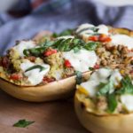 La courge spaghetti farcie à la dinde, pesto et bocconcini, décadent ! Cinq Fourchettes