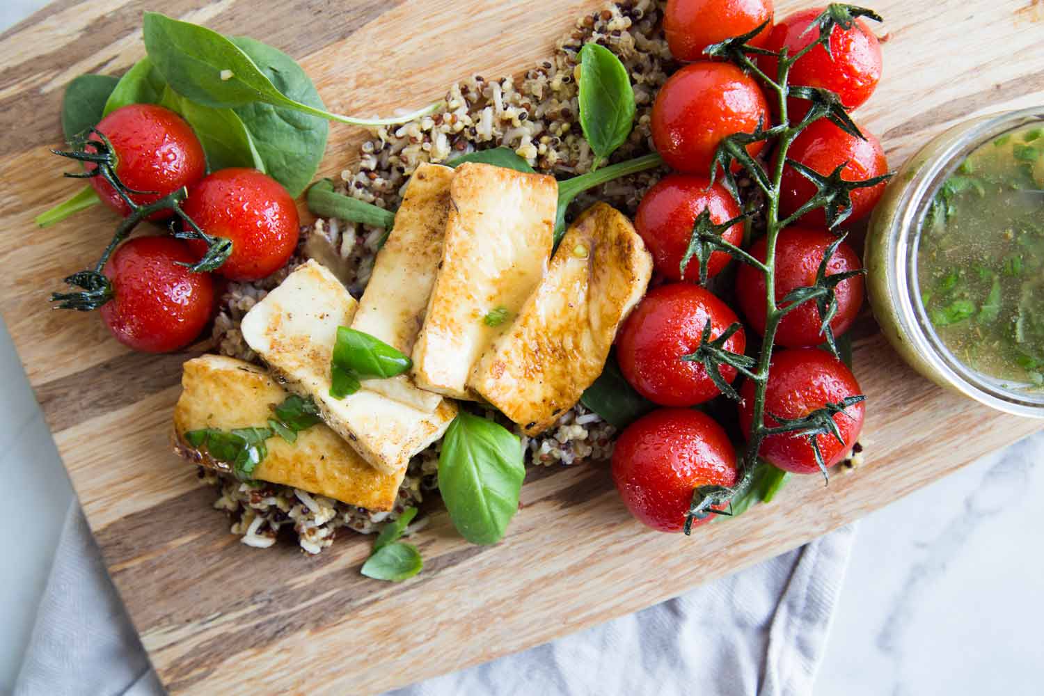 Salade avec fromage grillé et tomates grillées Cinq Fourchettes