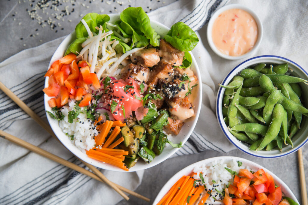 Bol de saumon sauce bang bang concombres marinés recette recipe salmon bowl Cinq Fourchettes
