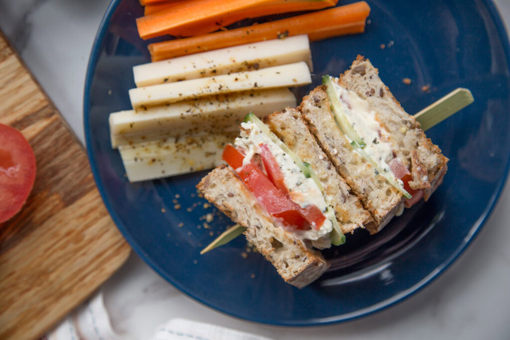 sandwich boursin tomate concombre recette facile cinq fourchettes