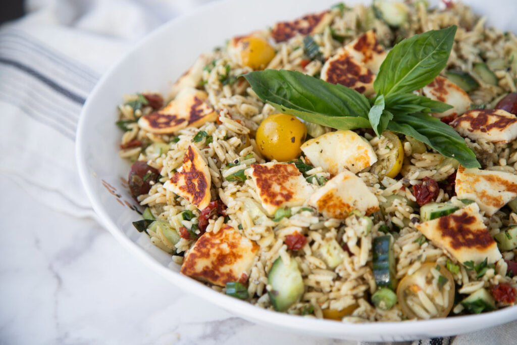 salade d'orzo pesto halloumi facile à faire recette Cinq Fourchettes