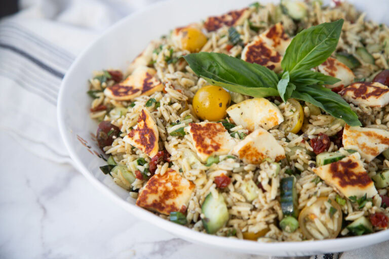 salade d'orzo pesto halloumi facile à faire recette Cinq Fourchettes