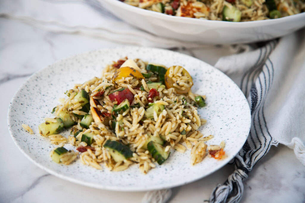 salade d'orzo pesto halloumi facile à faire recette Cinq Fourchettes