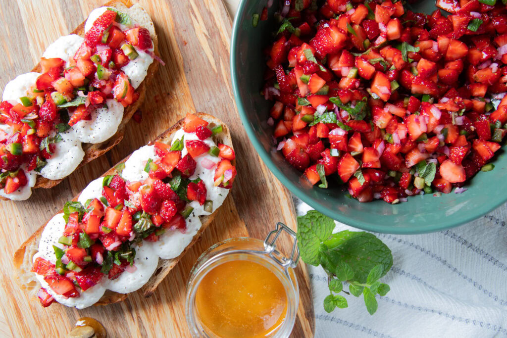 tartine fraise ricotta fromage à la crème miel salsa de fraises recette cinq fourchettes