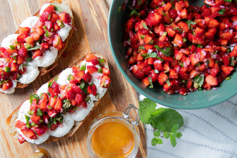 tartine fraise ricotta fromage à la crème miel salsa de fraises recette cinq fourchettes