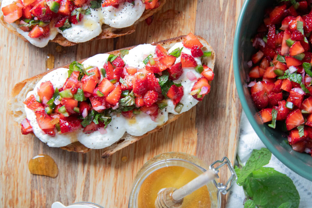 tartine fraise ricotta fromage à la crème miel salsa de fraises recette cinq fourchettes