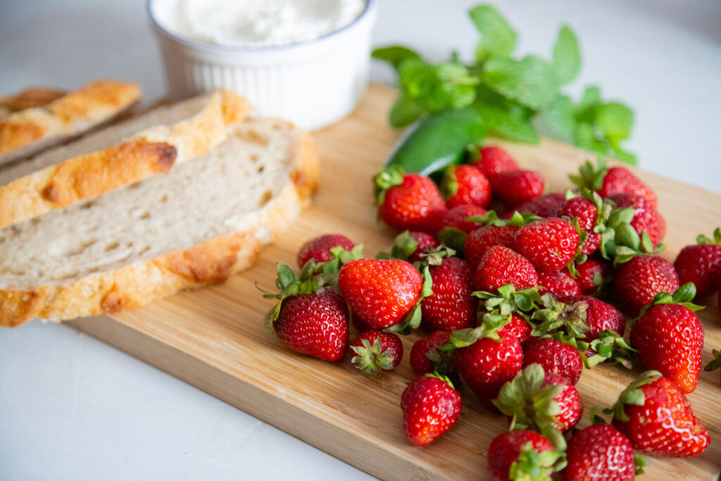 tartine fraise ricotta fromage à la crème miel salsa de fraises recette cinq fourchettes