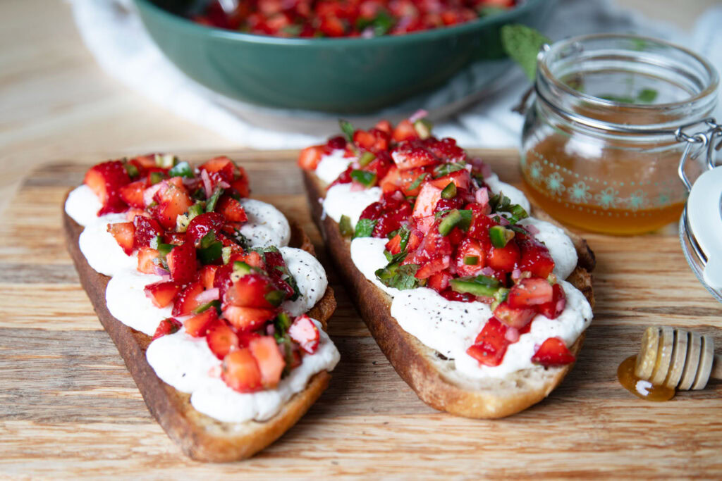 tartine fraise ricotta fromage à la crème miel salsa de fraises recette cinq fourchettes